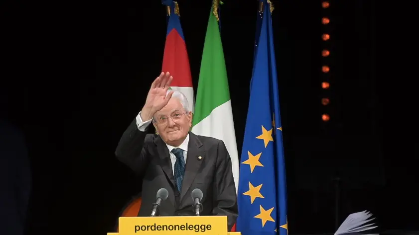 Mattarella sul palco del Teatro Verdi