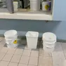 I secchi posizionati nella piscina di Abano Terme