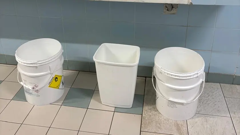 I secchi posizionati nella piscina di Abano Terme
