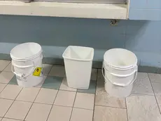 I secchi posizionati nella piscina di Abano Terme