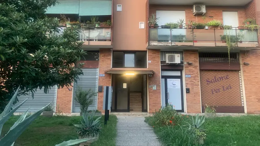La palazzina in cui è stato trovato il corpo