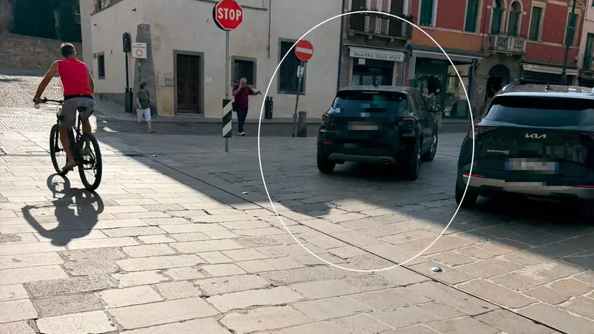 L'auto dell’assessore Gianni Mamprin in divieto di sosta in centro a Monselice