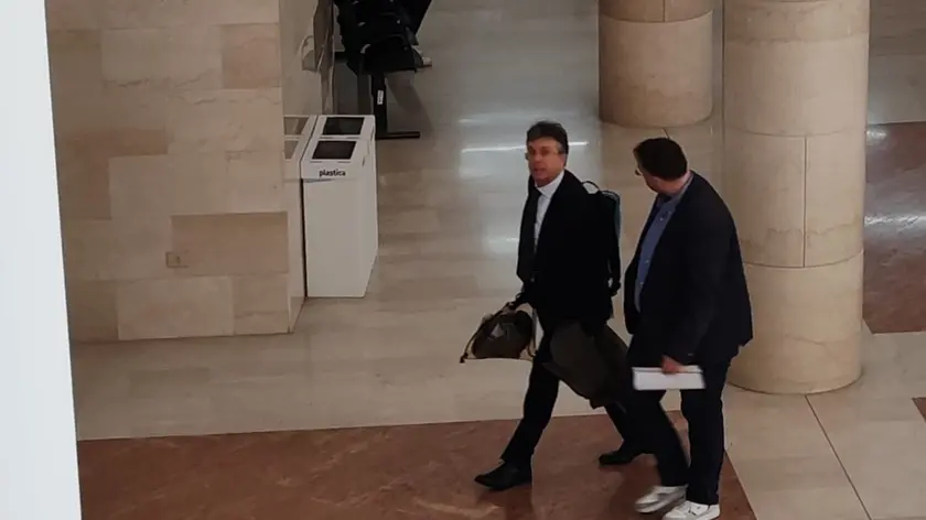 L’avvocatoDeToni (a sinistra) con Francesco Saviane in tribunale