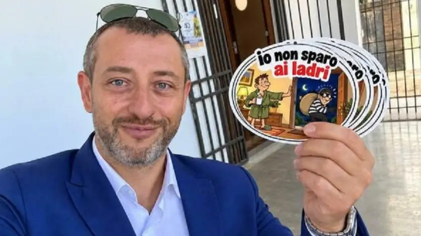 Barichello mostra l'adesivo