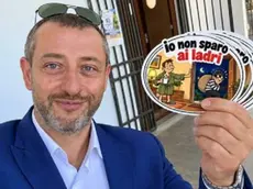 Barichello mostra l'adesivo