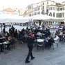 Una guardia privata in centro