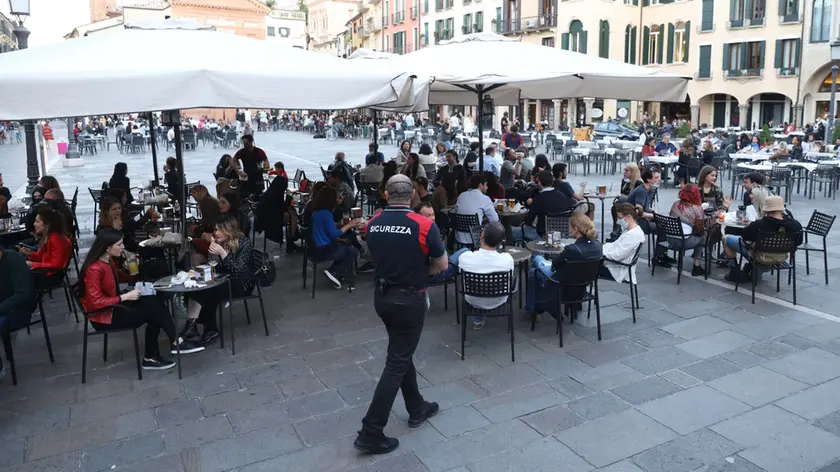 Una guardia privata in centro