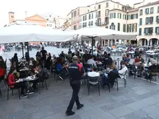 Una guardia privata in centro