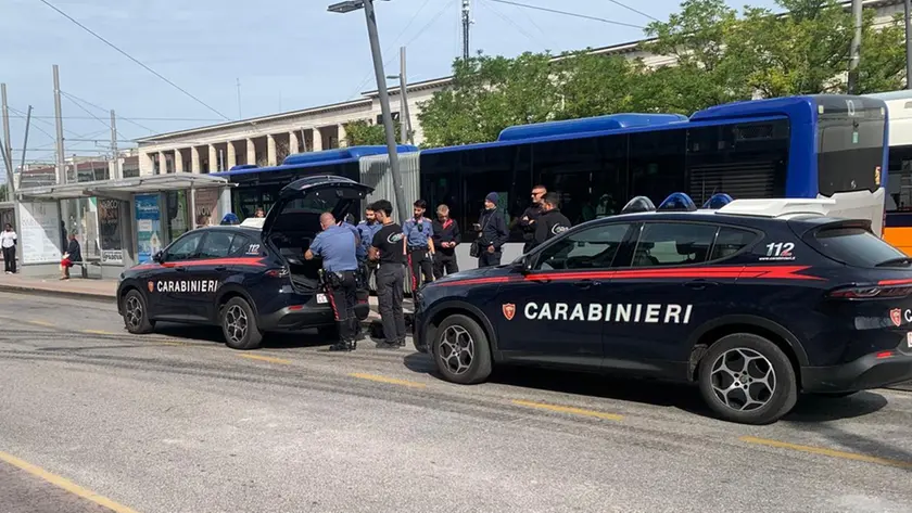 Viaggia senza biglietto: aggredisce una guardia giurata
