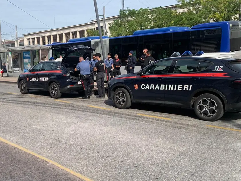 Viaggia senza biglietto: aggredisce una guardia giurata