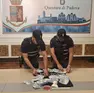 La droga e i soldi falsi rinvenuti nell’auto dalla polizia