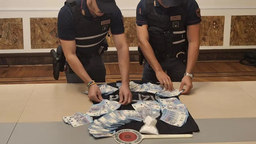La droga e i soldi falsi rinvenuti nell’auto dalla polizia