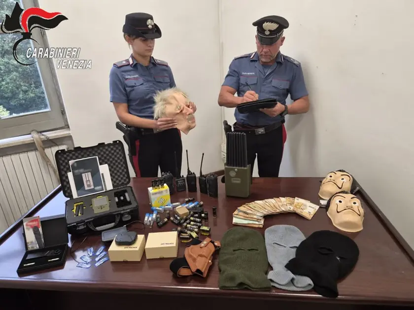 Parte del materiale sequestrato dai carabinieri