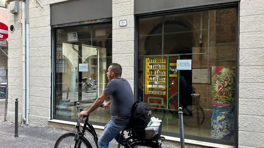 Il negozio self service Pokemon in via Cesare Battisti