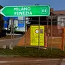 Il cartello di chiusura stradale in zona Padova Est