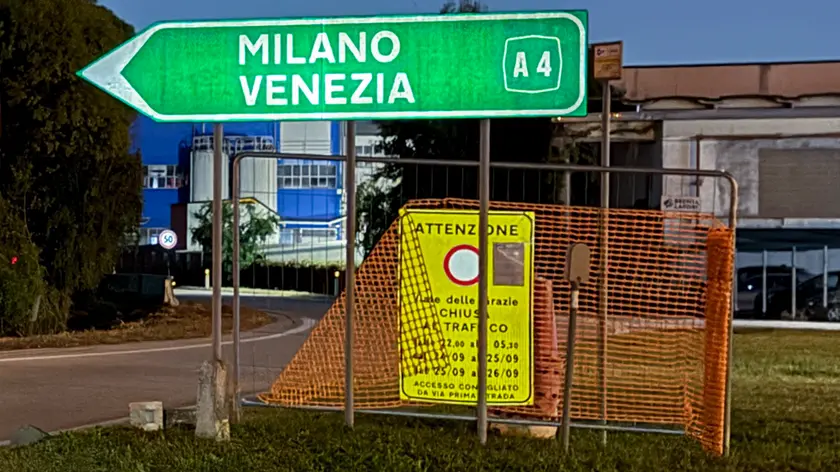 Il cartello di chiusura stradale in zona Padova Est