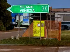 Il cartello di chiusura stradale in zona Padova Est