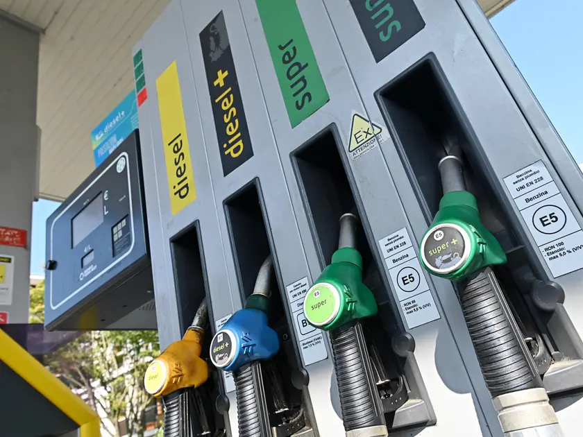 Salgono ancora i prezzi dei carburanti a Padova: ecco dove costa meno