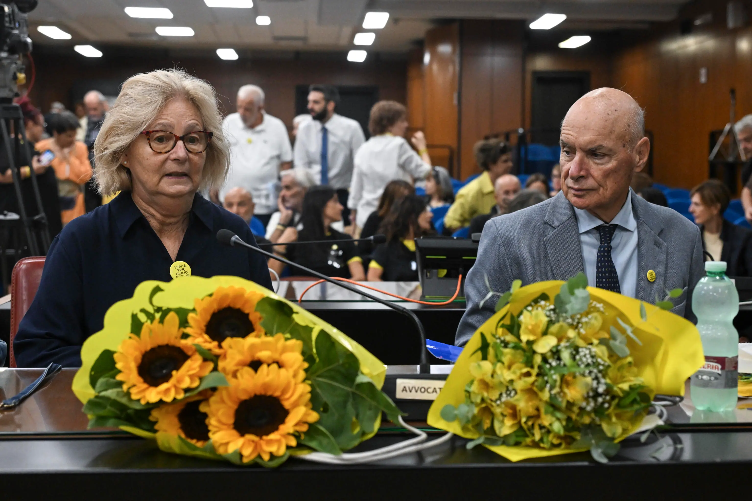 Paola Deffendi e Claudio Regeni, i genitori di Giulio Regeni, in aula prima della sentenza