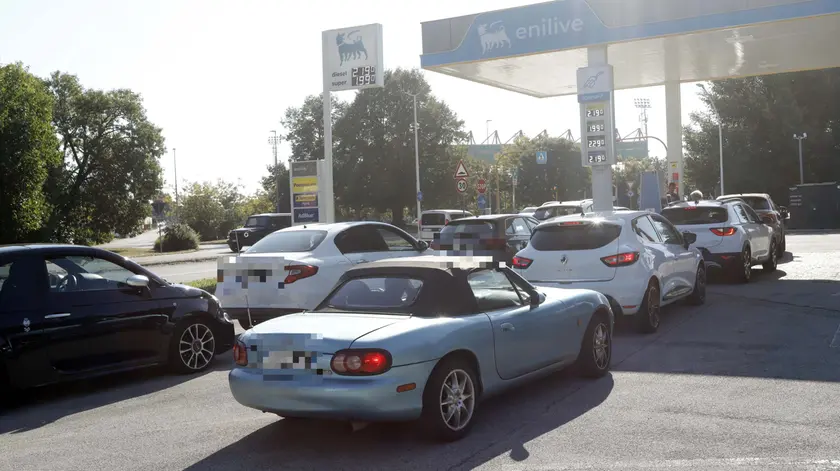 La coda di auto in via Plebiscito
