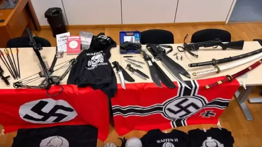 Inneggiava al suprematismo e aveva armi bianche in casa, arrestato 17enne