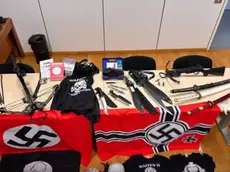 Inneggiava al suprematismo e aveva armi bianche in casa, arrestato 17enne