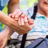 Una caregiver che si prende cura dell'anziana
