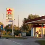 Uno dei distributori a marchio Vega che ha abbassato il diesel a 2,199, a Mestre