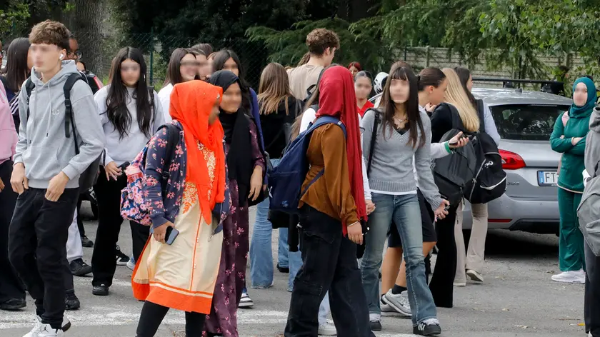 Studenti all’uscita dall’istituto Pertini (foto Bonaventura / Minin)
