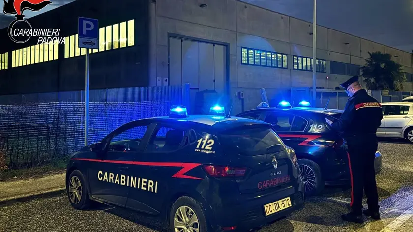 I carabnieri davanti alla stireria razziata