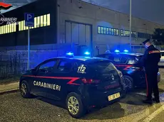 I carabnieri davanti alla stireria razziata