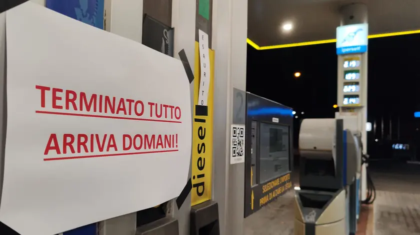 Padova, corsa ai distributori: pompe a secco dopo l’assalto per il carburante scontato