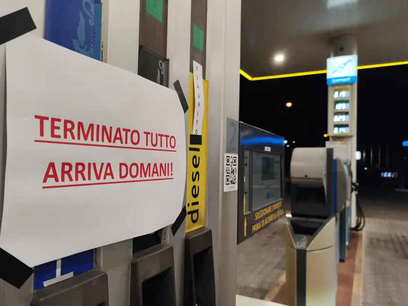 Padova, corsa ai distributori: pompe a secco dopo l’assalto per il carburante scontato