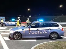Una pattuglia della polizia stradale in autostrada