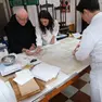 Al lavoro, le mani esperte e i monaci al tavolo