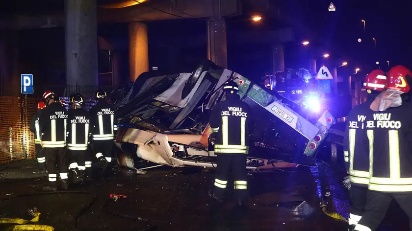 I pompieri sul luogo del disastro dopo la caduta del bus