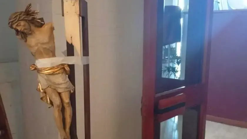Il crocifisso vandalizzato