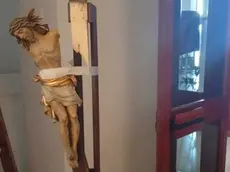 Il crocifisso vandalizzato