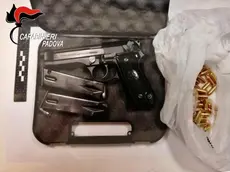 Un’arma sequestrata dai carabinieri (foto Archivio)