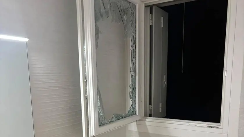 La finestra sfondata dai ladri