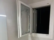 La finestra sfondata dai ladri
