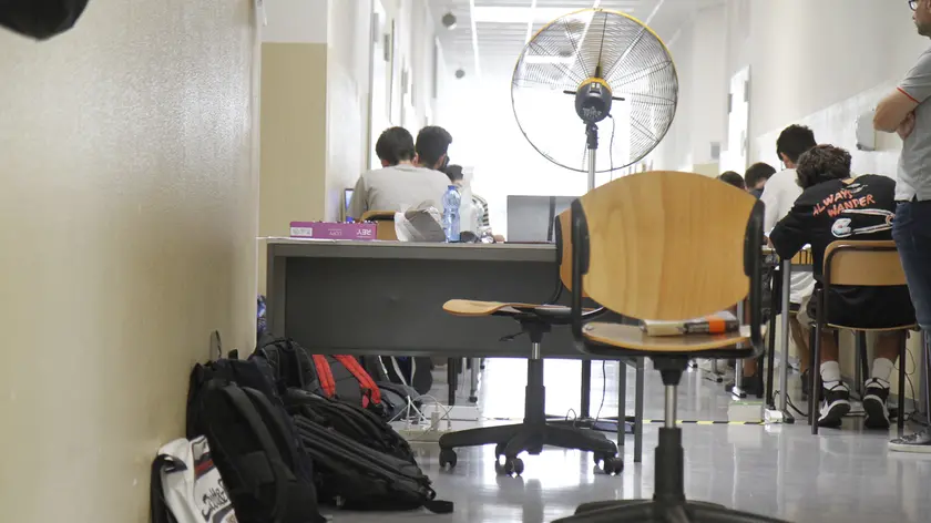 Ventilatore in una classe contro il gran caldo
