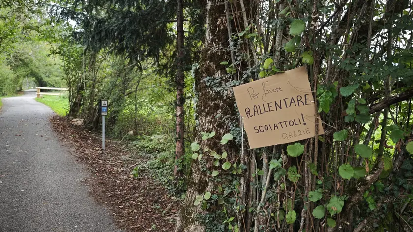 Il cartello sulla pista ciclabile