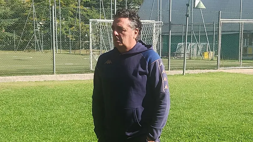 Claudio Fermanelli sui campi dello Charvensod in Valle d'Aosta, dove vive