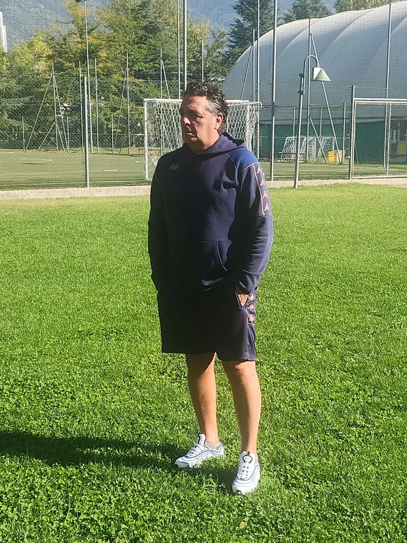 Claudio Fermanelli sui campi dello Charvensod in Valle d'Aosta, dove vive