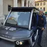 Romano Mazzon con la sua golf cart per i tour di Padova