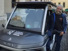 Romano Mazzon con la sua golf cart per i tour di Padova