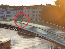 Un porter abusivo all’alba sul ponte di Calatrava