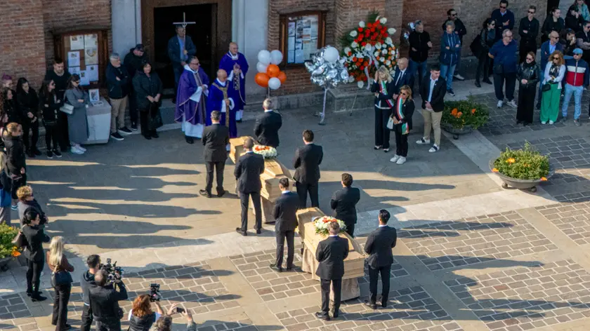I feretri di Sean Michieli, 25 anni, e Gabriella Querino Elorriaga, 26 (foto Bortoluzzi)