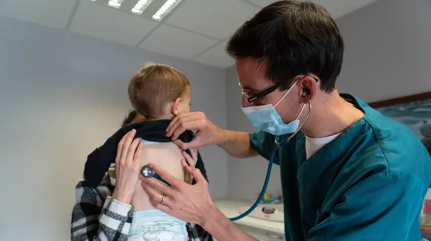 Un pediatra visita un piccolo paziente